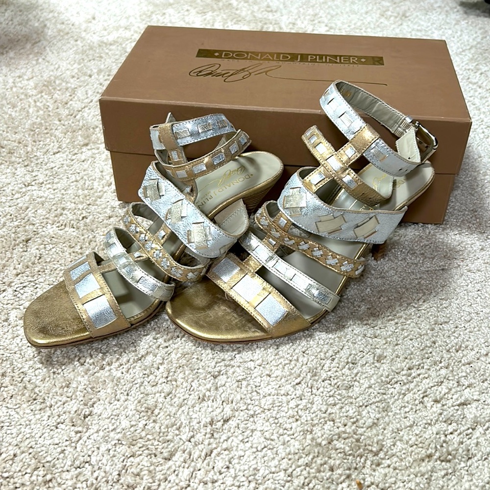 Like new Donald J Pliner metallic sandals
